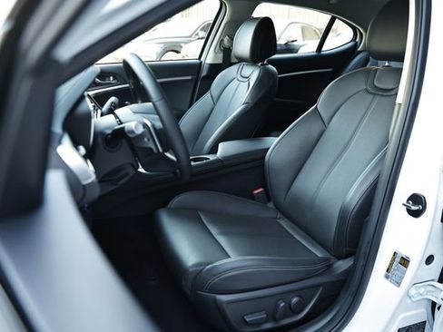 Used 2025 Genesis G70 2.5T image 18