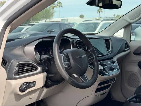 Used 2021 Chrysler Pacifica Touring FWD image 18