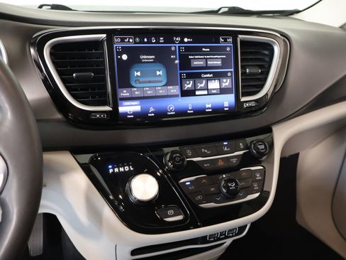 Used 2023 Chrysler Pacifica Touring-L FWD image 5
