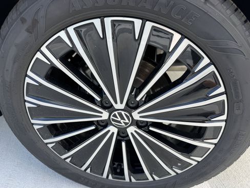 New 2025 Volkswagen Taos SE image 30