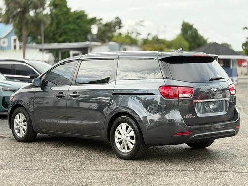 Used 2017 Kia Sedona LX w/ LX Essentials Premium Package FWD image 5