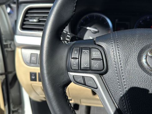 Used 2018 Toyota Highlander XLE image 18