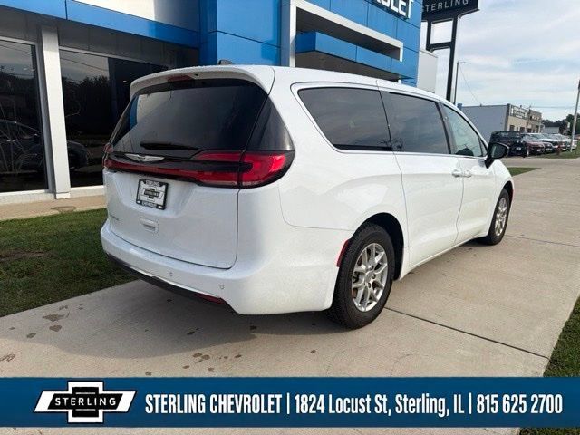 Used 2024 Chrysler Pacifica Touring-L FWD image 5
