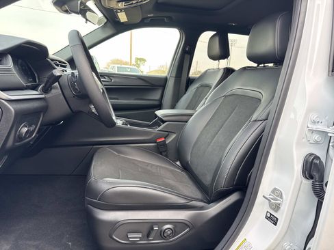 New 2025 Jeep Grand Cherokee L Altitude image 8