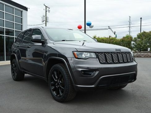 Used 2018 Jeep Grand Cherokee Altitude AWD/4WD image 3