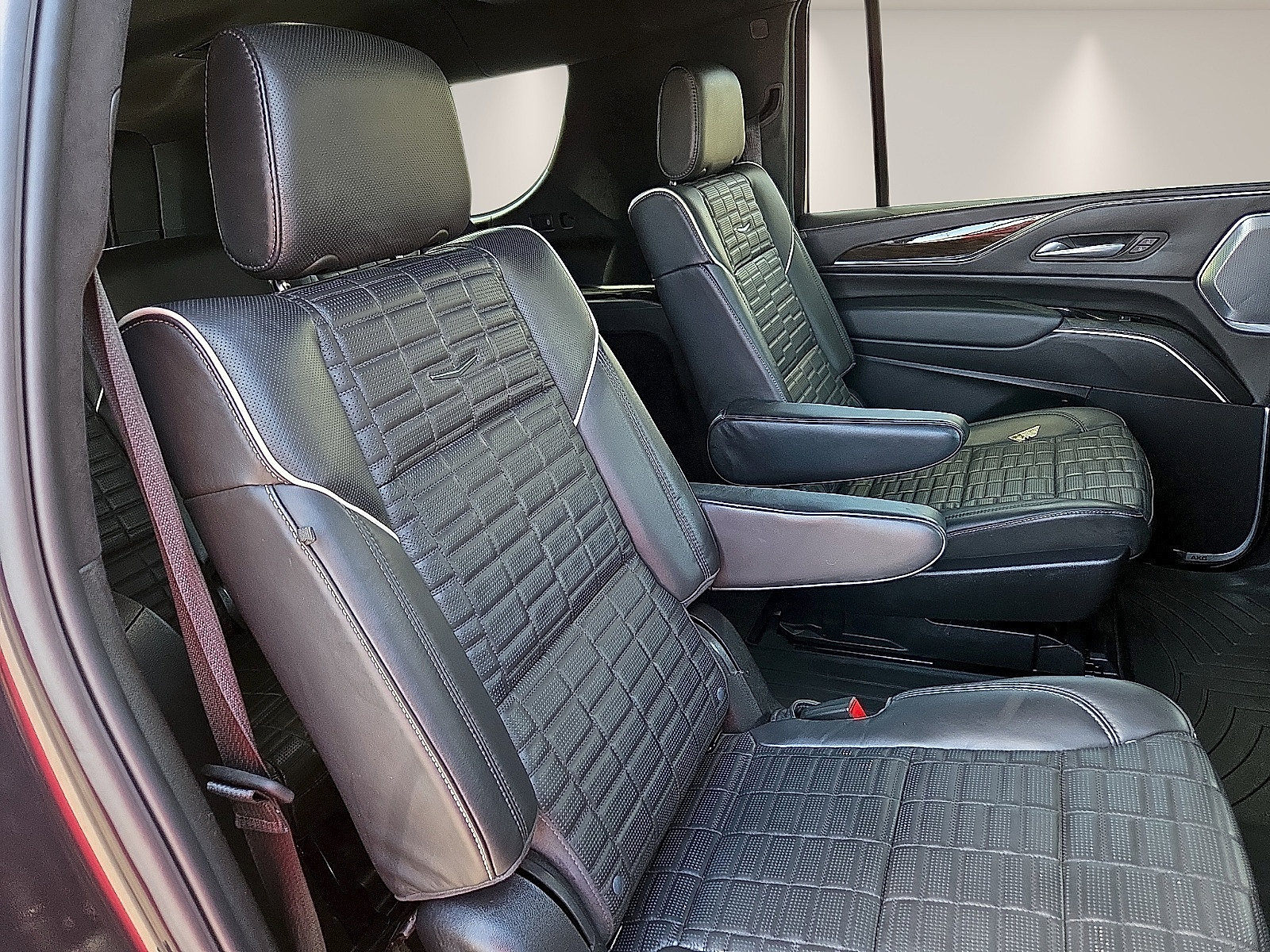 Used 2024 Cadillac Escalade ESV Sport Platinum w/ LPO, ONYX Package AWD/4WD image 9