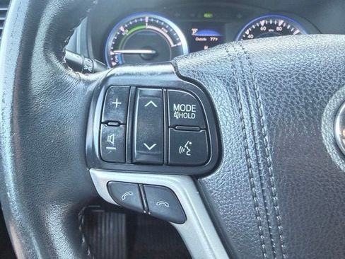 Used 2017 Toyota Highlander XLE w/ Carpet Mat Package AWD/4WD image 15
