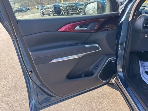 Used 2025 Chevrolet Traverse Z71 w/ Enhanced Driving Package image 7