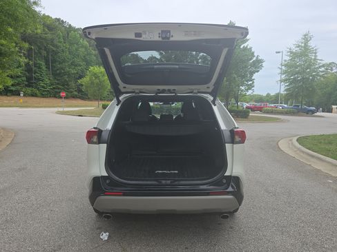 Used 2022 Toyota RAV4 XSE AWD/4WD image 12