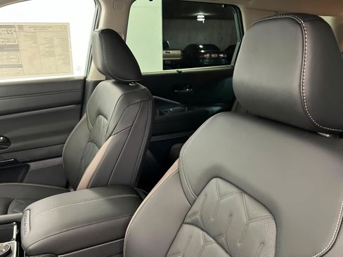 New 2026 Nissan Pathfinder Platinum AWD/4WD image 16