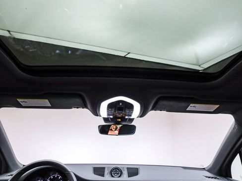 Certified 2025 Porsche Macan image 20