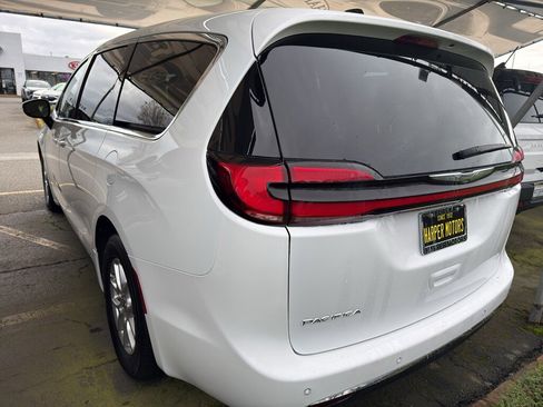 Used 2023 Chrysler Pacifica Touring-L image 6