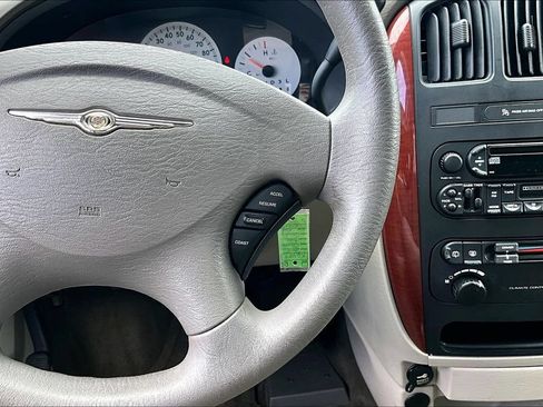 Used 2005 Chrysler Town & Country w/ Popular Equipment Group I FWD image 17