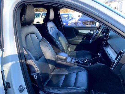 Used 2019 Volvo XC40 T5 Momentum image 9