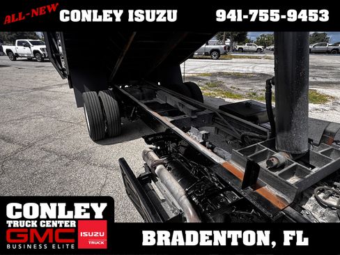 Used 2023 Isuzu NPR RWD image 12
