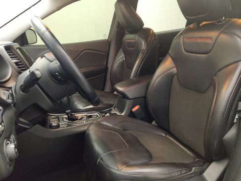 Used 2019 Jeep Cherokee Trailhawk w/ Cold Weather Group image 17