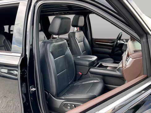 Used 2021 GMC Yukon XL Denali w/ Denali Premium Package AWD/4WD image 9
