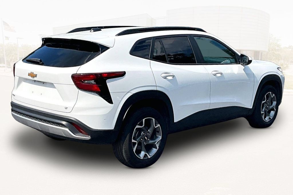 Used 2025 Chevrolet Trax LT FWD image 6