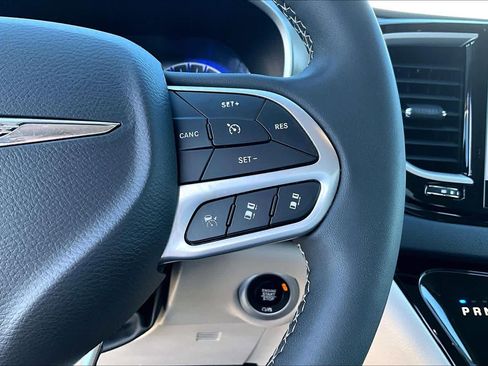 Used 2023 Chrysler Pacifica Touring-L image 22
