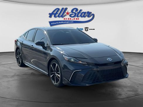 Used 2025 Toyota Camry SE FWD image 3
