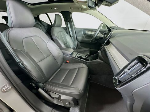 Used 2025 Volvo XC40 B5 Core image 31