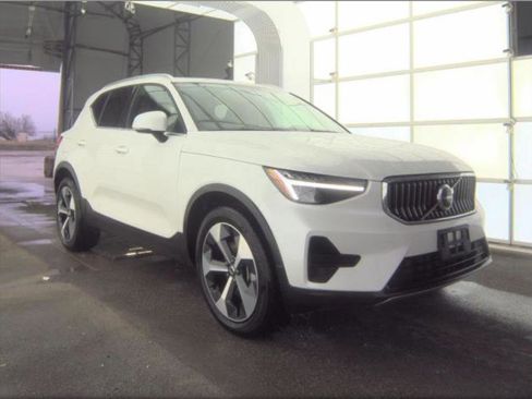 Used 2025 Volvo XC40 B5 Core image 4