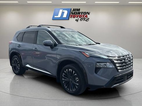 Used 2025 Nissan Rogue Platinum FWD image 3