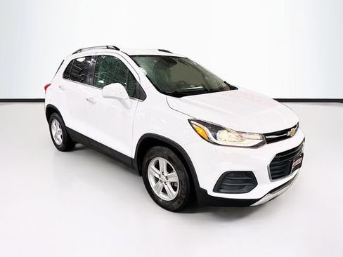 Used 2019 Chevrolet Trax LT w/ LT Convenience Package FWD image 3