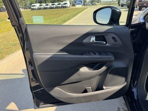 New 2026 Chrysler Pacifica Select image 8