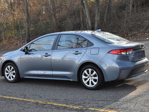Used 2022 Toyota Corolla LE image 6