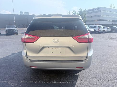 Used 2020 Toyota Sienna LE FWD image 4