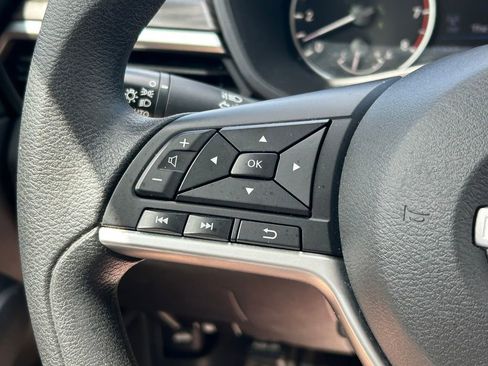 Used 2025 Nissan Altima 2.5 SV FWD image 31