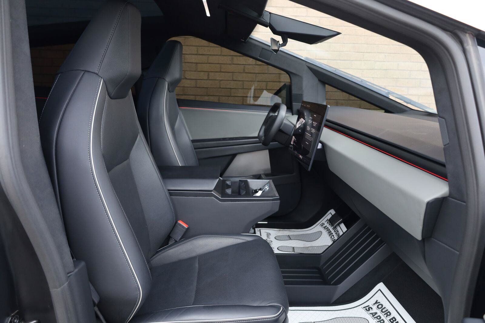 Used 2025 Tesla Cybertruck AWD Crew Cab image 28