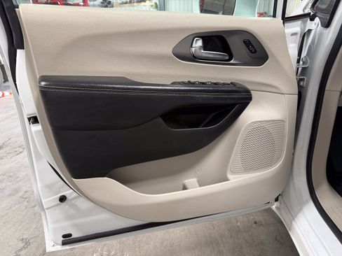 Used 2022 Chrysler Pacifica Touring-L FWD image 18
