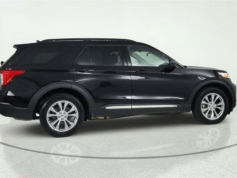 Used 2023 Ford Explorer XLT w/ Equipment Group 202A AWD/4WD image 4