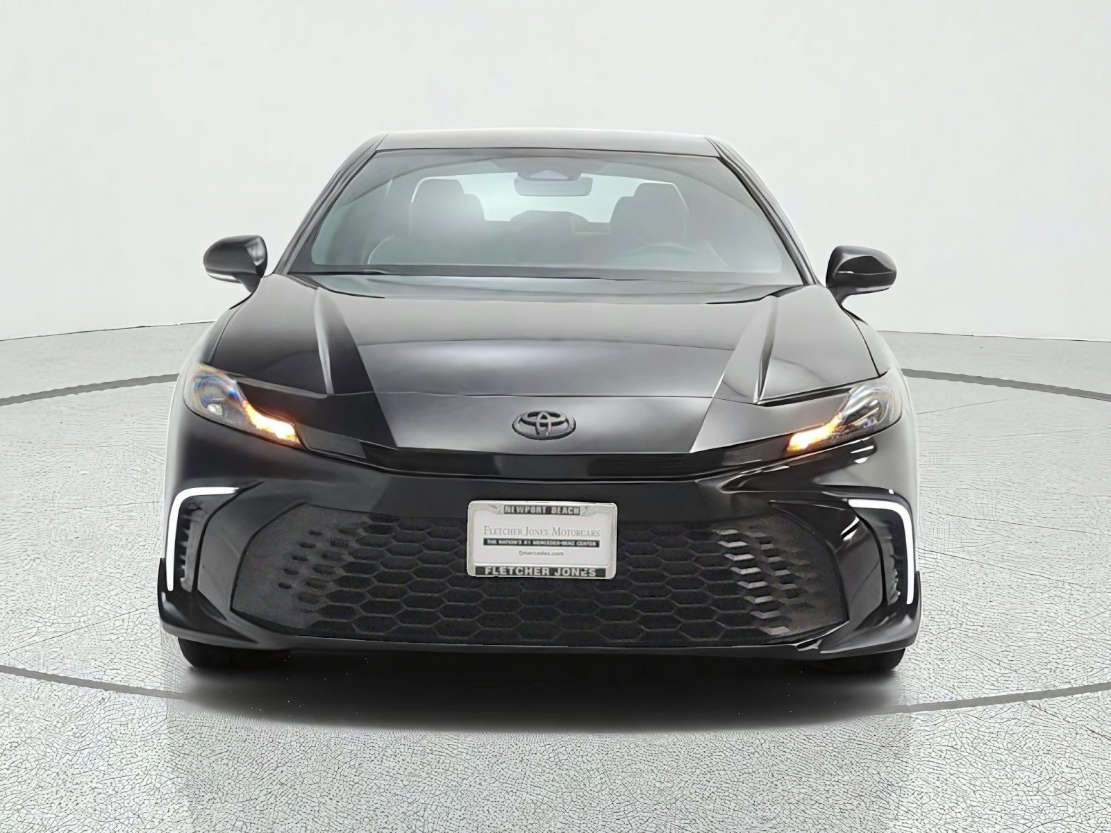 Used 2025 Toyota Camry SE w/ Convenience Package FWD image 2