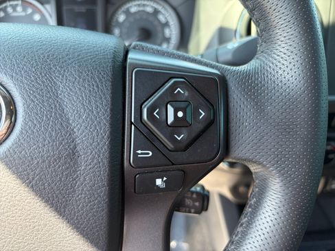 Used 2017 Toyota Tacoma TRD Off-Road w/ Premium & Technology Package AWD/4WD image 15