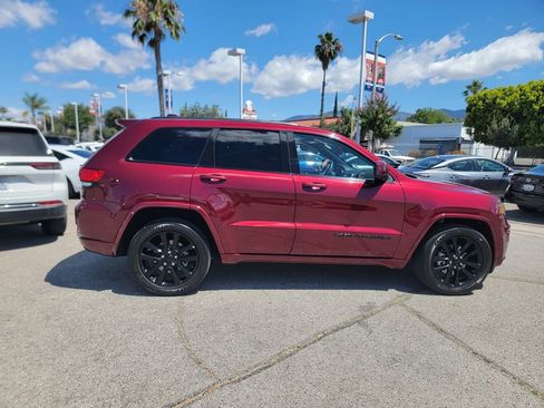 Used 2018 Jeep Grand Cherokee Altitude RWD image 4