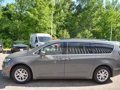 Used 2022 Chrysler Pacifica Touring-L FWD image 5