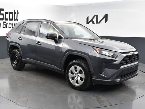 Used 2019 Toyota RAV4 LE image 7