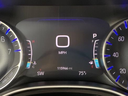 Used 2017 Chrysler Pacifica Limited FWD image 36