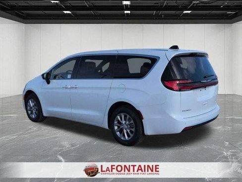 New 2026 Chrysler Pacifica Select AWD/4WD image 3