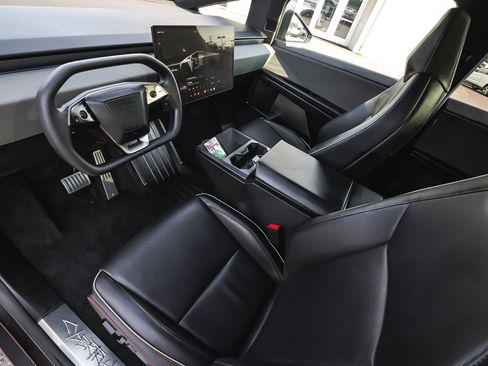 Used 2025 Tesla Cybertruck AWD Crew Cab image 16