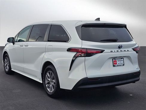 Used 2021 Toyota Sienna LE image 3