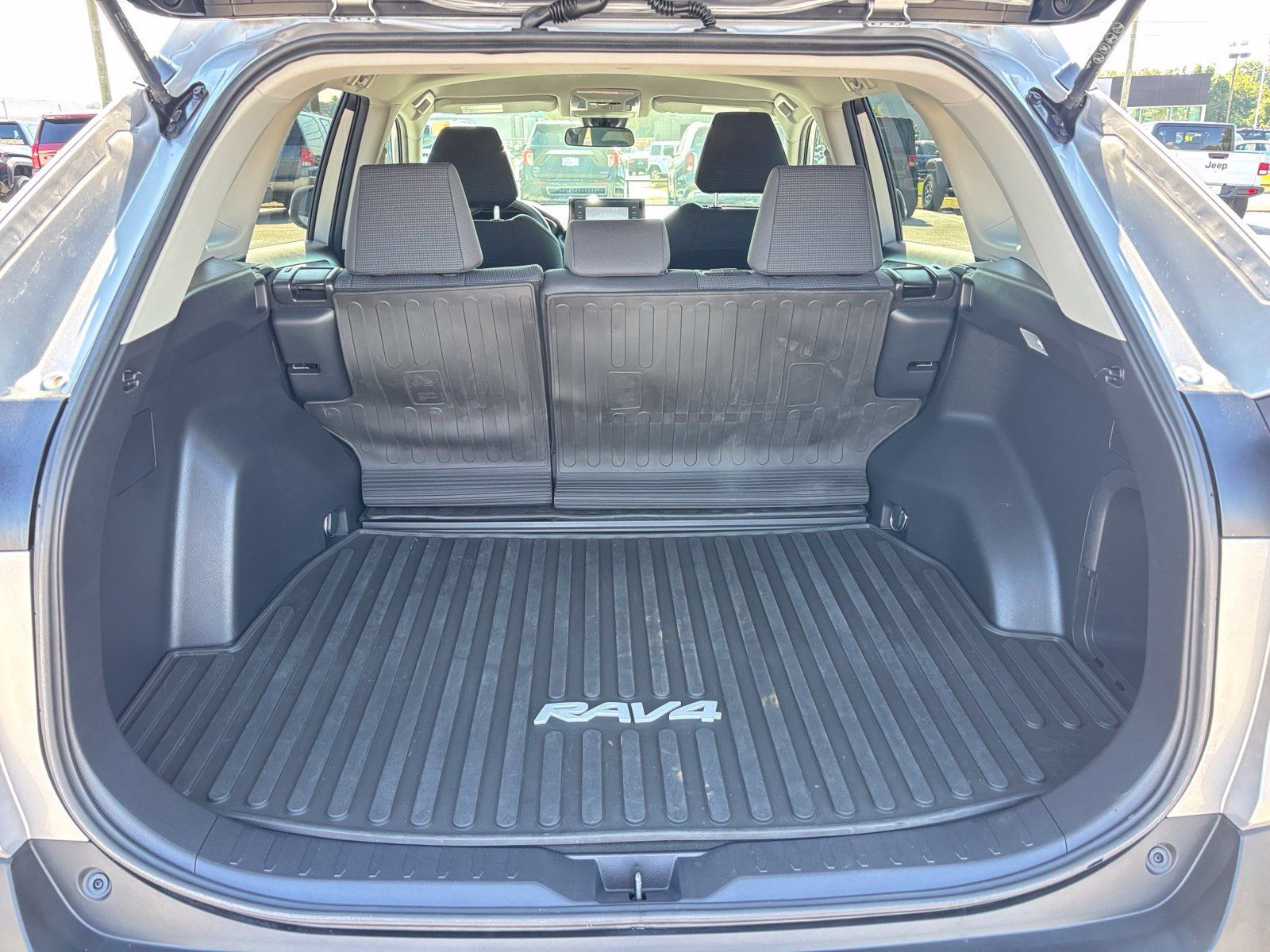 Used 2021 Toyota RAV4 LE AWD/4WD image 17