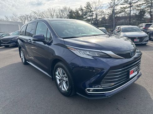 Used 2023 Toyota Sienna Limited image 3