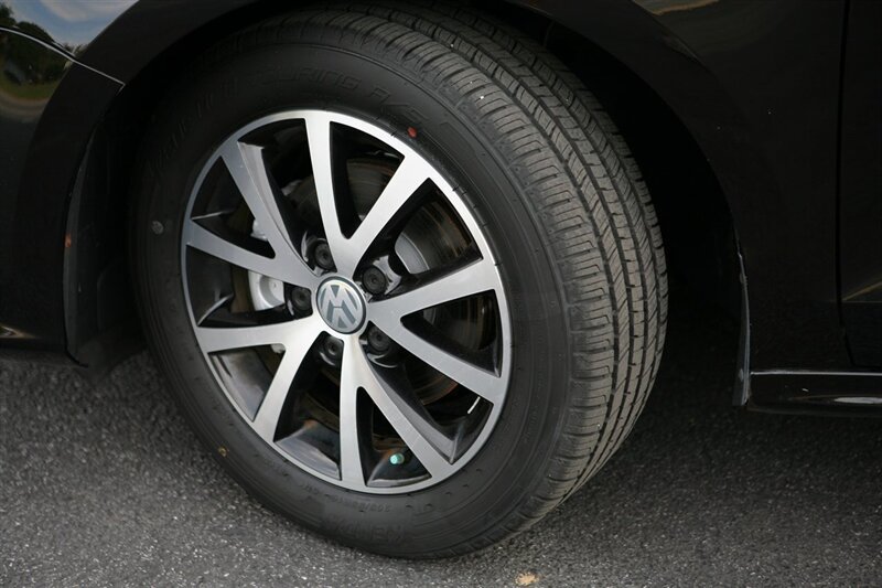 Used 2017 Volkswagen Jetta SE FWD image 3