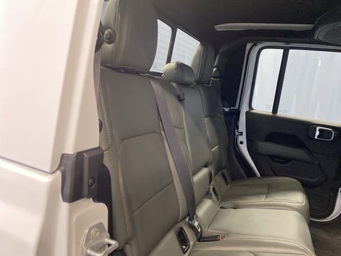 Certified 2025 Jeep Gladiator Mojave image 37