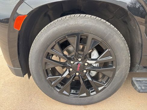 Used 2022 GMC Yukon XL Denali image 9