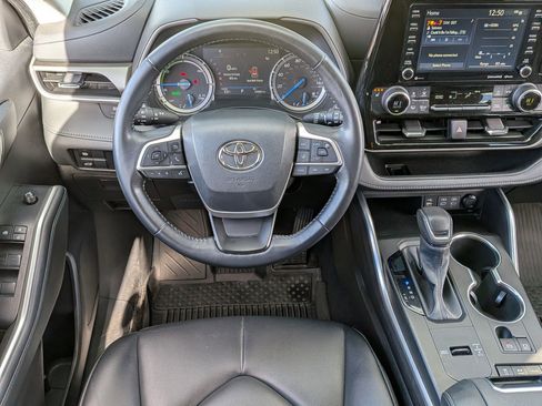 Used 2022 Toyota Highlander XLE image 32